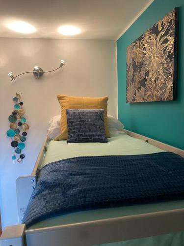 a bed in a room with a painting on the wall at Artemide Domus in Pescocostanzo