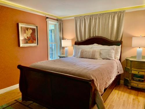 Un dormitorio con una cama grande y una ventana en Peaceful Garden Oasis - 3 miles to downtown!, en Asheville