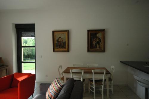 un salon avec un canapé et une table dans l'établissement Gîte de charme à 15mn de Bordeaux Autonomie 100%, à Camblanes-et-Meynac