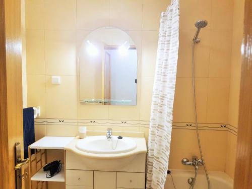 Et badeværelse på Solario da Praia holiday apartment