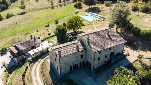 an aerial view of a house with a swimming pool at Agriturismo Villa Lugnano Casale Con Piscina Privata in Lugnano