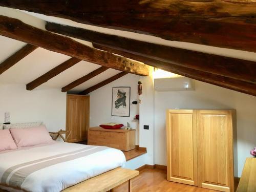 - une chambre avec un lit et un plafond en bois dans l'établissement Casa Santo Stefano, à Bologne