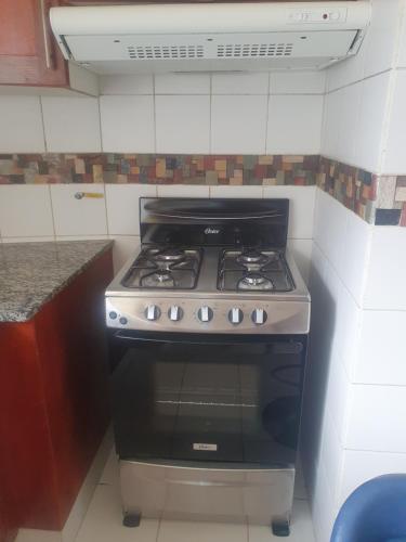 a black and white stove in a small kitchen at LA REALEZA Apartamento in La Paz