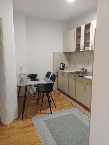 Dapur atau dapur kecil di Apartman Iva