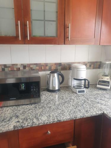 a kitchen counter with a coffee maker and a coffeemaker at LA REALEZA Apartamento in La Paz