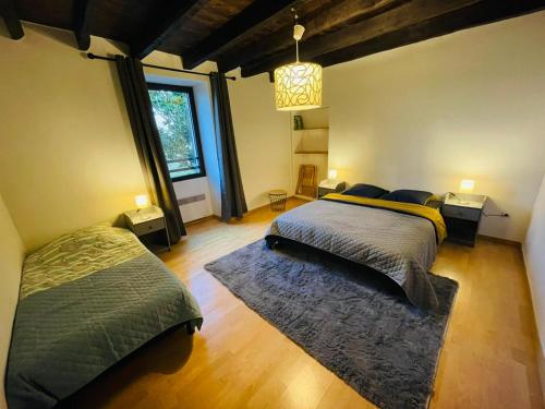 Ένα ή περισσότερα κρεβάτια σε δωμάτιο στο Maison au calme pour 5 personnes