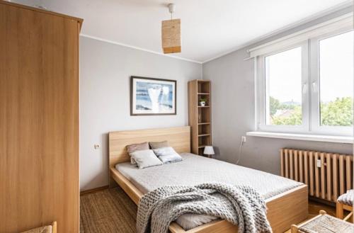 um quarto com uma cama com um cobertor em SOPOCIAK em Sopot