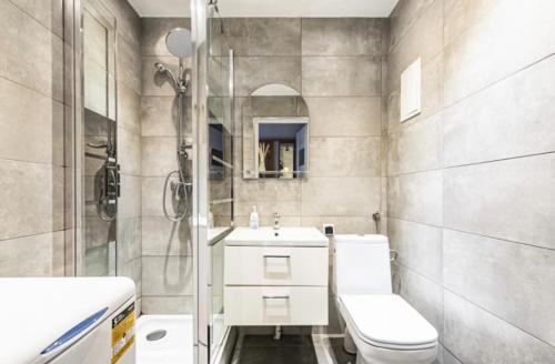 uma casa de banho com um WC, um lavatório e um chuveiro em SOPOCIAK em Sopot