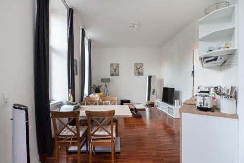 eine Küche und ein Wohnzimmer mit einem Tisch und Stühlen in der Unterkunft Cozy and central City Apartment at the Belvedere in Wien
