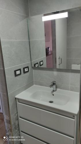 łazienka z umywalką i lustrem w obiekcie Castle HARBOUR 425 w mieście Los Cristianos