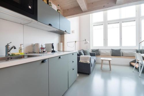 Kuchyň nebo kuchyňský kout v ubytování Vorgarten Apartments - central, new and stylish for your comfortable stay in Vienna