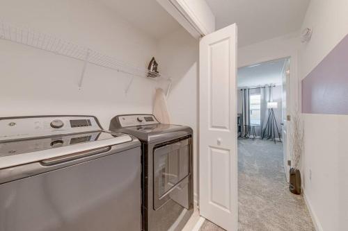 - une cuisine blanche avec cuisinière et évier dans l'établissement NEWLY LISTED Townhouse Storey Lake, Free Waterpark, à Kissimmee