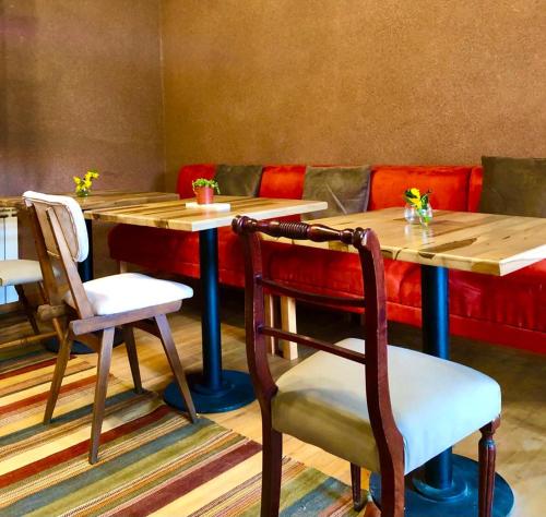 um restaurante com duas mesas e duas cadeiras em My Pod House em Esquel