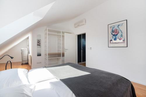 Vienna Roof Top Apartment with Terrace, Parking and AC