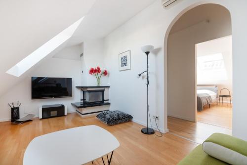 Vienna Roof Top Apartment with Terrace, Parking and AC