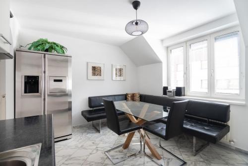 Vienna Roof Top Apartment with Terrace, Parking and AC