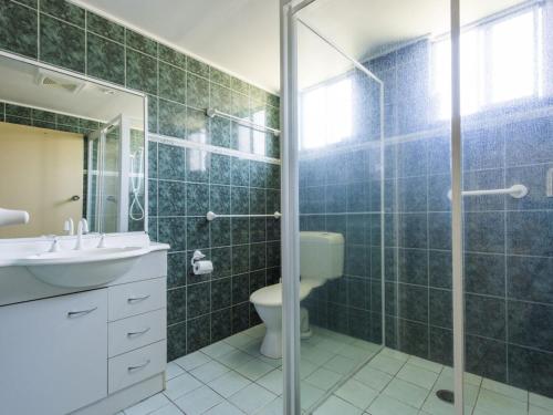 ein Bad mit einem WC, einem Waschbecken und einer Dusche in der Unterkunft Bay Breeze in Iluka