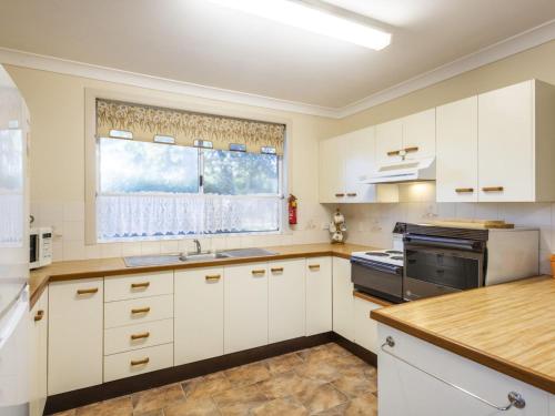 
A kitchen or kitchenette at Mermaid Lodge

