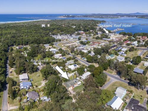 
a large body of water with a city at Rainforest Retreat in Iluka
