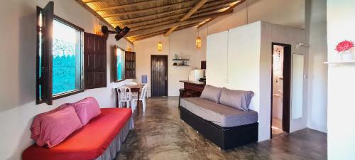 - un salon avec deux chaises et un canapé dans l'établissement Casa do Mar Caraíva, à Caraíva