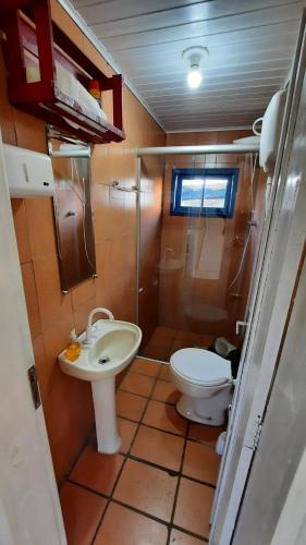 uma pequena casa de banho com WC e lavatório em Casinha de campo rural em Urubici