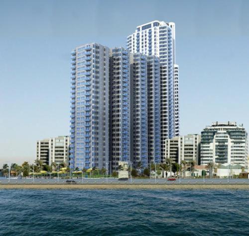 un grupo de edificios altos frente al agua en شقة فاخرة vip مطلة على البحر برج المسارات, en Yeda