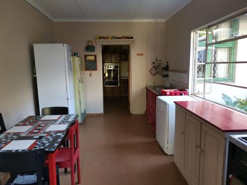 Cucina o angolo cottura di Drakensberg Bush Lodge and Backpackers