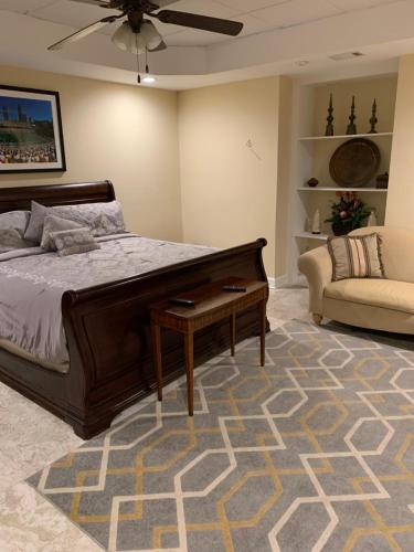 um quarto com uma cama grande e um sofá em Elegant Jewel em Lithonia