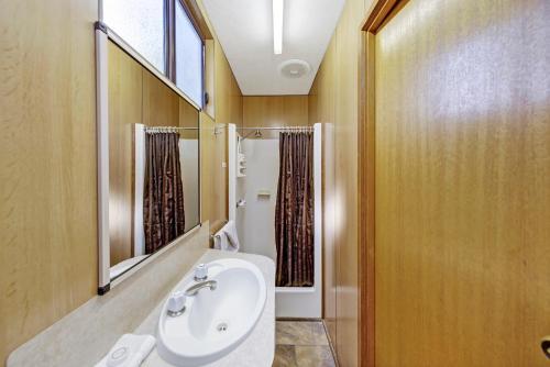 un baño con lavabo y espejo en Narrawong Island Holiday Park, en Narrawong