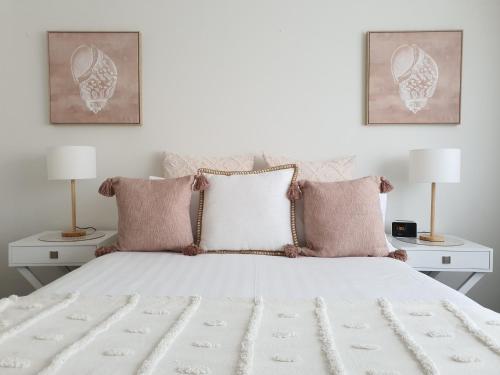 ein Schlafzimmer mit einem weißen Bett mit zwei Lampen in der Unterkunft Royal Park Retreat in Melbourne
