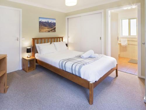 Postel nebo postele na pokoji v ubytování Caribou 3 Views over Lake Jindabyne with Wifi