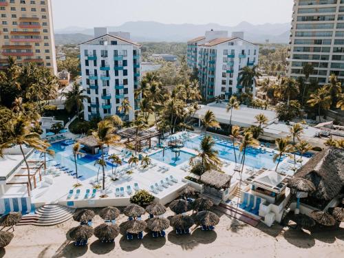 - Vistas aéreas a la piscina del complejo en Fontan Ixtapa en Ixtapa