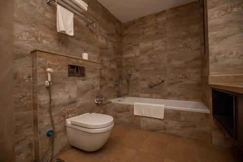 e bagno con servizi igienici e vasca. di Hotel Tibet International a Kathmandu