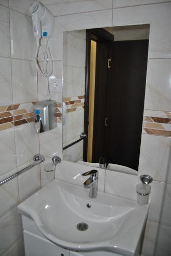 蘇博蒂察的住宿－Rooms " SIMKE " Subotica，浴室设有白色水槽和镜子