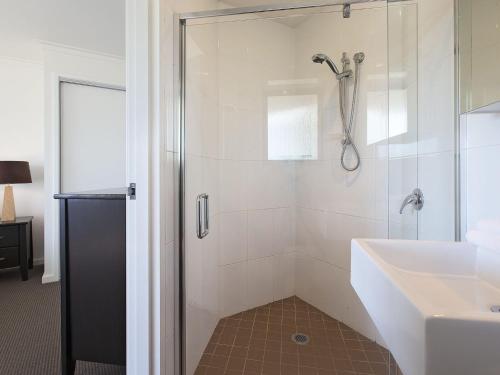 Un baño de Northview 2 - Modern 2BR Townhouse l Lake View l Central Location l Spa Bath l WiFi