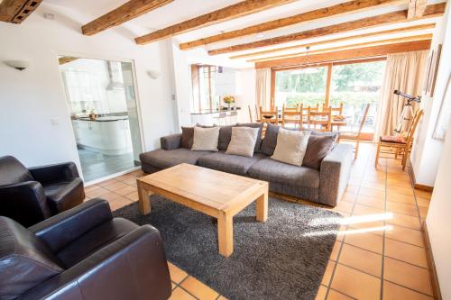 un salon avec deux canapés et une table basse dans l'établissement Chalet des Lacs - Chamonix, à Chamonix-Mont-Blanc