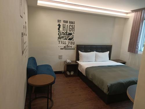 Ένα ή περισσότερα κρεβάτια σε δωμάτιο στο Holiday Business Hotel