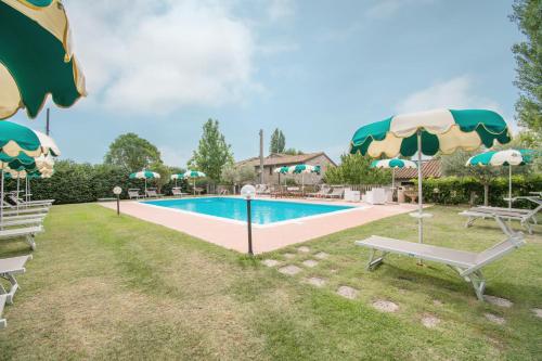 Swimmingpoolen hos eller tæt på Casa Vacanze Vecchio Granaio