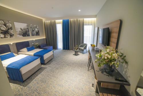 Habitación de hotel con 2 camas y TV en Hotel President, en Čapljina