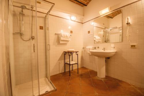 A bathroom at Casa Vacanze Vecchio Granaio