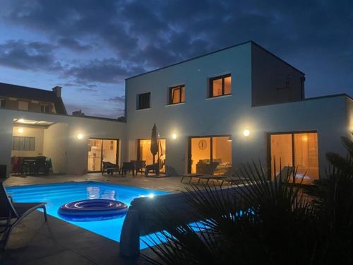 une grande maison avec une piscine devant dans l'établissement La Roskoker, à Roscoff