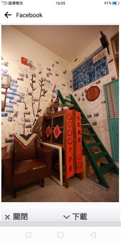 a room with a wall with a tree mural at 池上5159懷舊民宿 請勿用阿勾達訂房 in Chishang