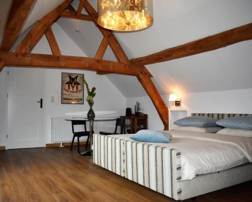 Ένα ή περισσότερα κρεβάτια σε δωμάτιο στο De Oude Limonadefabriek