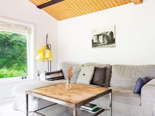 ein Wohnzimmer mit einem Sofa und einem Tisch in der Unterkunft 6 person holiday home in Nyk bing Sj in Nykøbing Sjælland