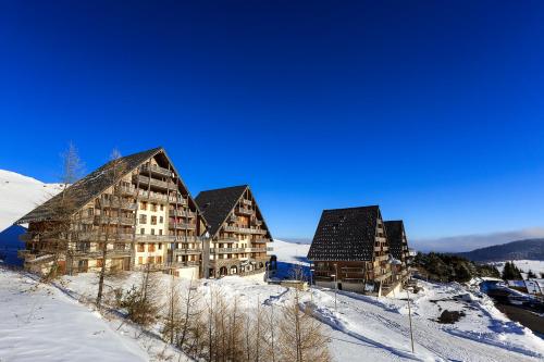 シュペール・ベスにあるO - Sancy Résidence de Tourismeの雪中の木造建築群
