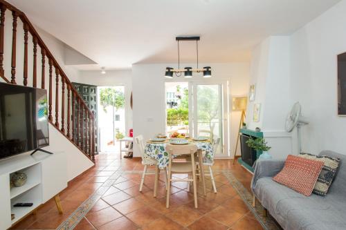 un salon avec une table et un canapé dans l'établissement A cozy and elegant townhouse across the beach, à Torre de Benagalbón