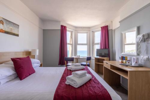 Un pat sau paturi într-o cameră la The Beresford Hotel