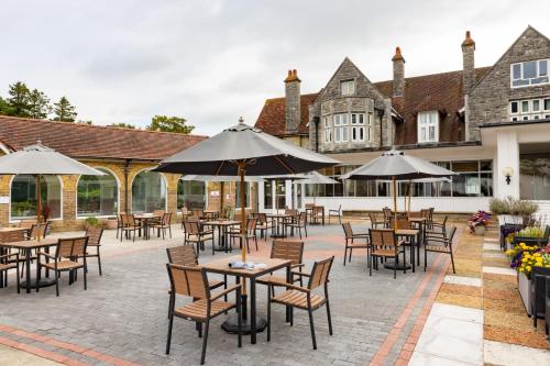 A restaurant or other place to eat at The Broadway Park Hotel 