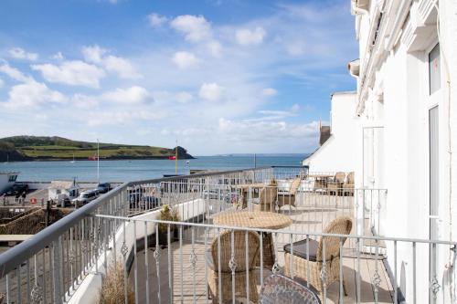 A balcony or terrace at Ship and Castle Hotel 