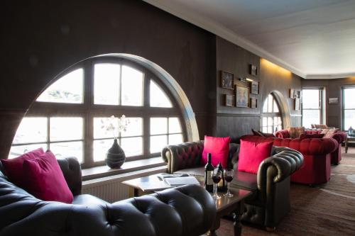 A seating area at Ship and Castle Hotel 